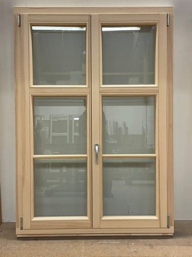 Holzfenster mit vier Glasfeldern und einem Türgriff in der Mitte.