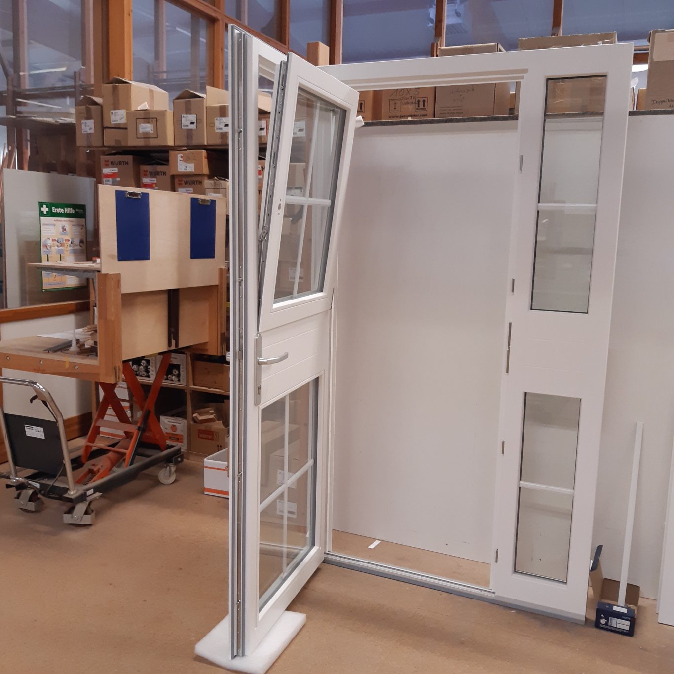 Weißes Fenster mit mehreren Öffnungen in einem Holzhandwerksraum.